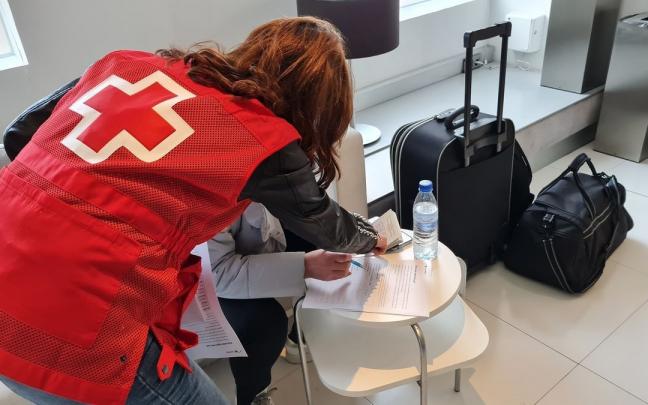 Una voluntaria de Cruz Roja atendiendo a ucranianos. Una voluntaria de Cruz Roja atendiendo a ucranianos.