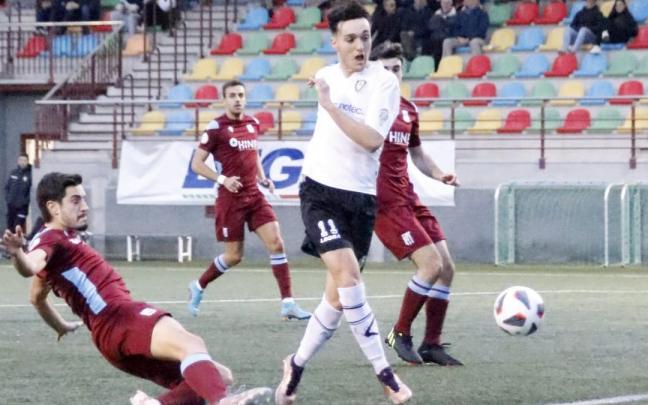 Ibai Sanz, en el momento de ejecutar su gol al Beasain.