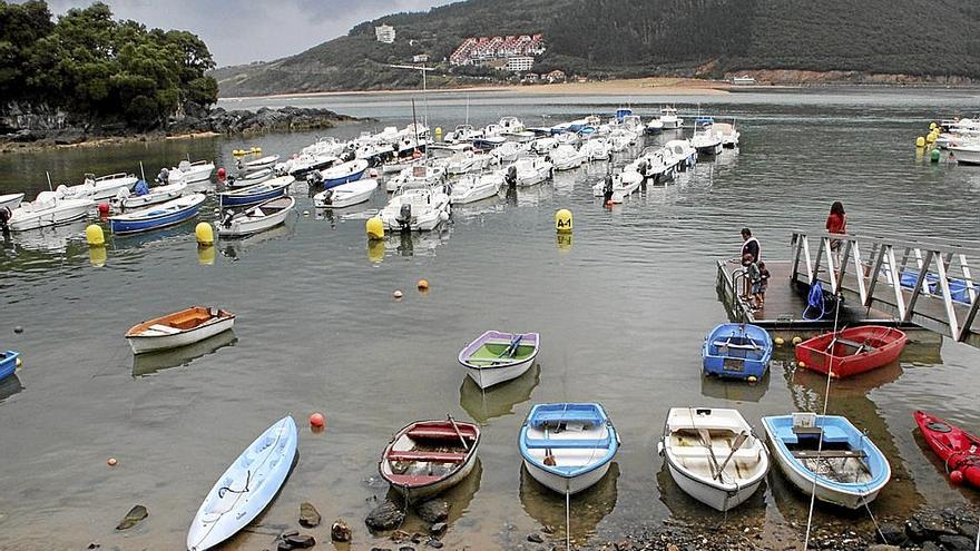 Una familia hace uso del fondeadero de Portuondo.