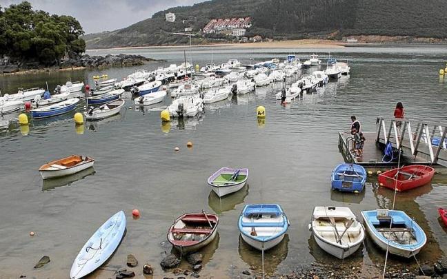 Una familia hace uso del fondeadero de Portuondo.