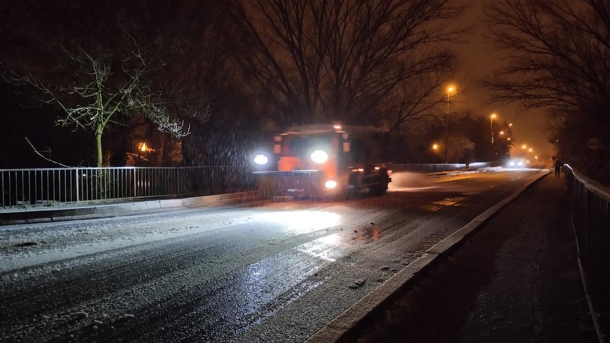 Una máquina quitanieves rumbo a Villava-Atarrabia este miércoles a primera hora.