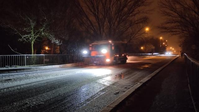 Una máquina quitanieves rumbo a Villava-Atarrabia este miércoles a primera hora.