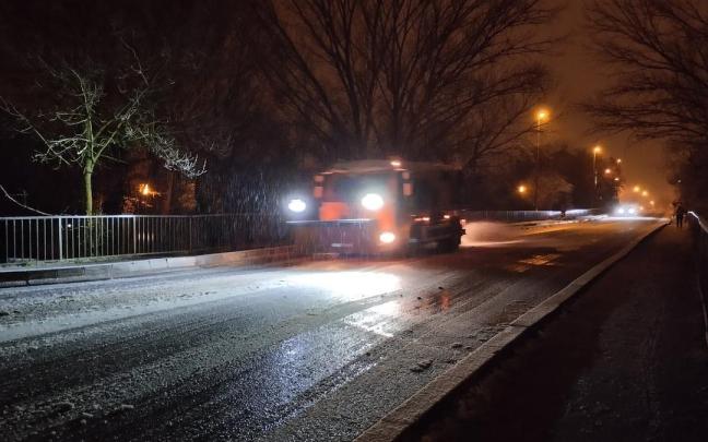 Una máquina quitanieves rumbo a Villava-Atarrabia este miércoles a primera hora.