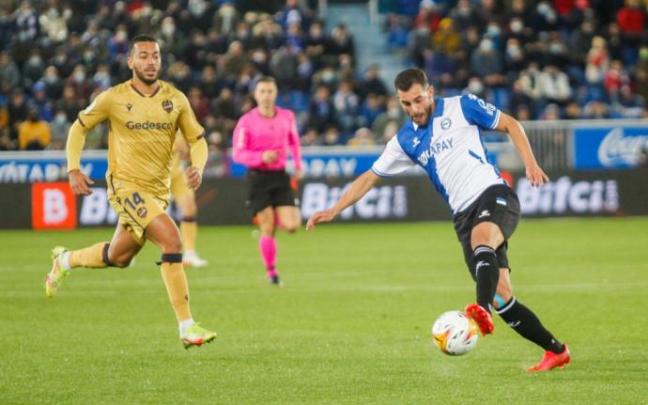 Rioja golpea un balón en presencia de Vezo.