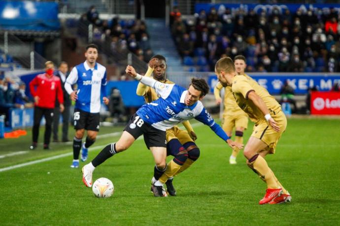 Pellistri protege el balón ante dos jugadores del Levante