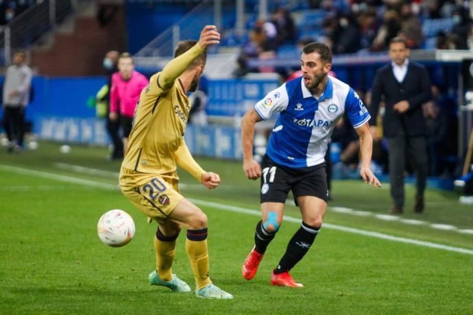 Rioja hace un pase en el partido ante el Levante.