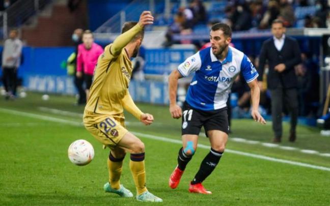 Rioja hace un pase en el partido ante el Levante.