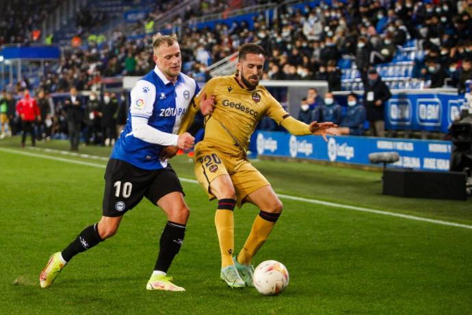 John Guidetti pelea un balón con Jorge Miramón durante el último Alavés-Levante.