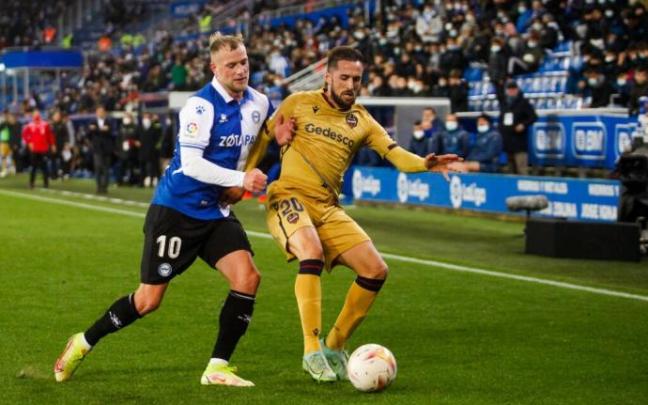 John Guidetti pelea un balón con Jorge Miramón durante el último Alavés-Levante.