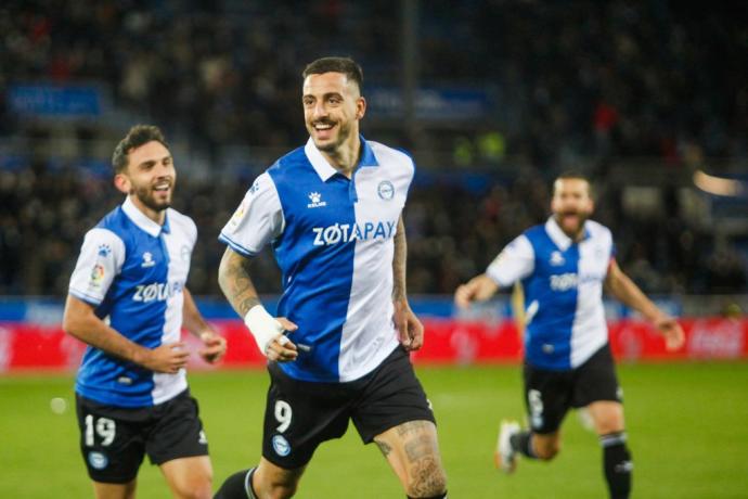 Joselu celebra su tanto frente al Levante en Mendizorroza.