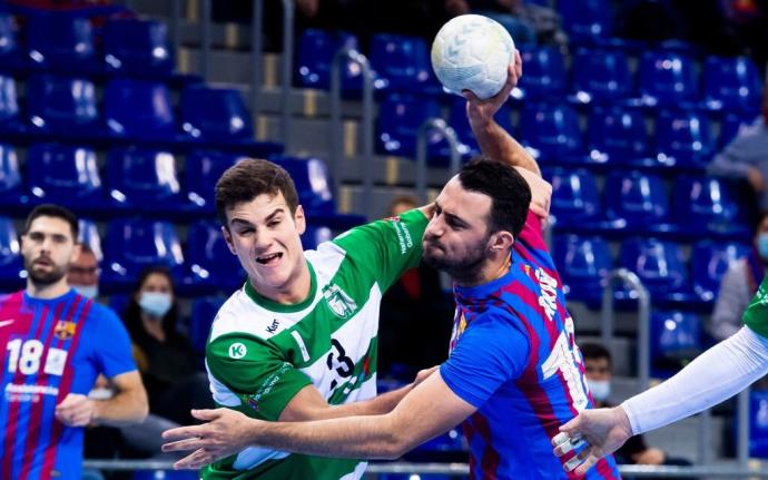 Ander Izquierdo (i), de Anaitasuna, pugna con Ariño, del Barcelona, en un partido anterior.