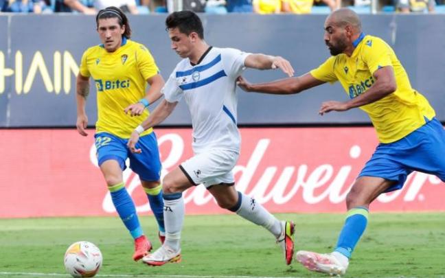 Manu García supera a Fali en la visita del Alavés al Nuevo Mirandilla.