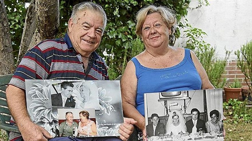 José Gracia y María Salinas, vecinos de la Txantrea, posan en las huertas de la Magdalena con los cuadros donde se aprecía el día en que se casaron.