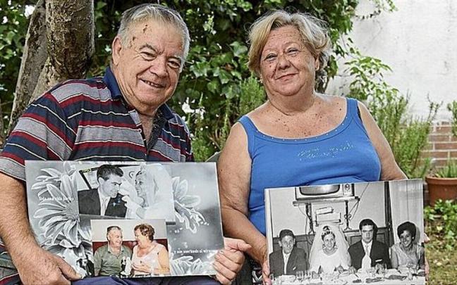 Jos&eacute; Gracia y Mar&iacute;a Salinas, vecinos de la Txantrea, posan en las huertas de la Magdalena con los cuadros donde se aprec&iacute;a el d&iacute;a en que se casaron.