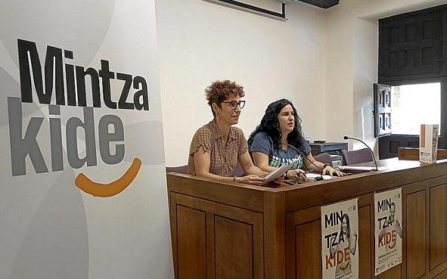 La edil Sonia Senosiain y la responsable de AEK, Amaia Aldanondo en la rueda de prensa