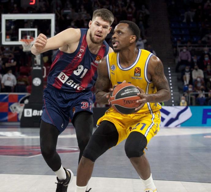 Giedraitis defiende a Nunnally, durante el partido del Baskonia en Tel Aviv ante el Maccabi