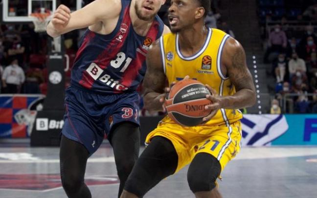 Giedraitis defiende a Nunnally, durante el partido del Baskonia en Tel Aviv ante el Maccabi