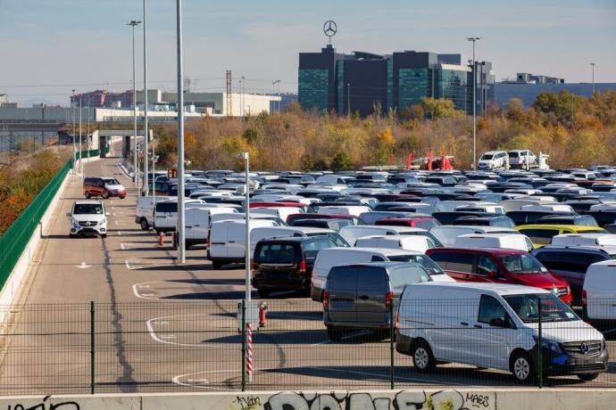 Furgonetas de Mercedes aparcadas justo a la fábrica.