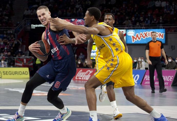 Tadas Sedekerskis pugna con un jugador del Maccabi, en el duelo disputado en el Buesa Arena