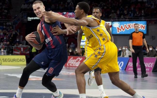 Tadas Sedekerskis pugna con un jugador del Maccabi, en el duelo disputado en el Buesa Arena Tadas Sedekerskis pugna con un jugador del Maccabi, en el duelo disputado en el Buesa Arena
