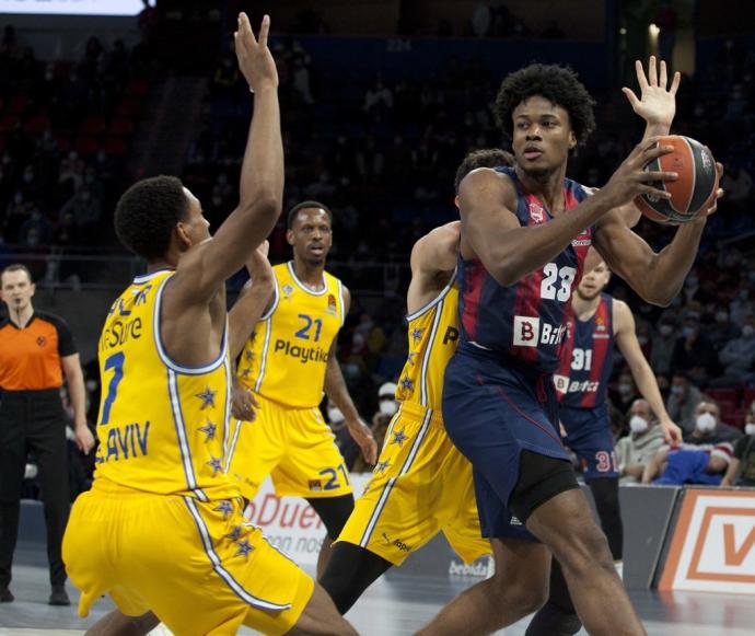 Enoch trata de zafarse de la defensa de varios jugadores del Maccabi, durante el duelo disputado en el Buesa Arena