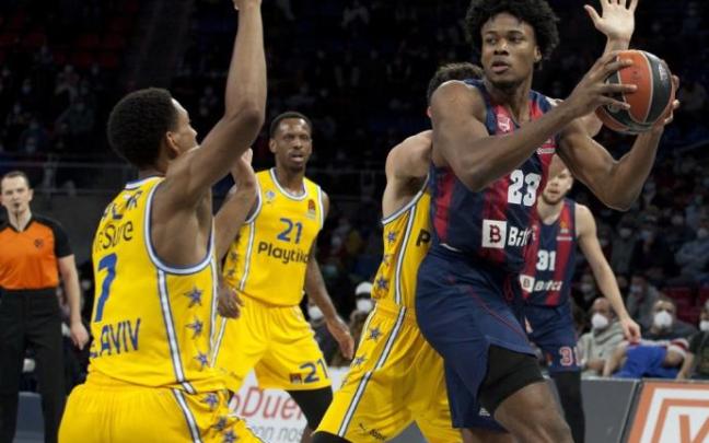 Enoch trata de zafarse de la defensa de varios jugadores del Maccabi, durante el duelo disputado en el Buesa Arena