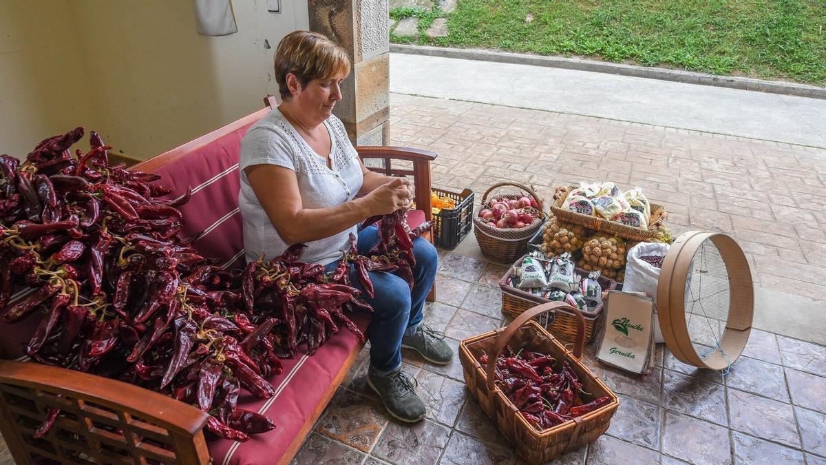 Txertudi con todos los productos que lleva hoy a Gernika-Lumo.