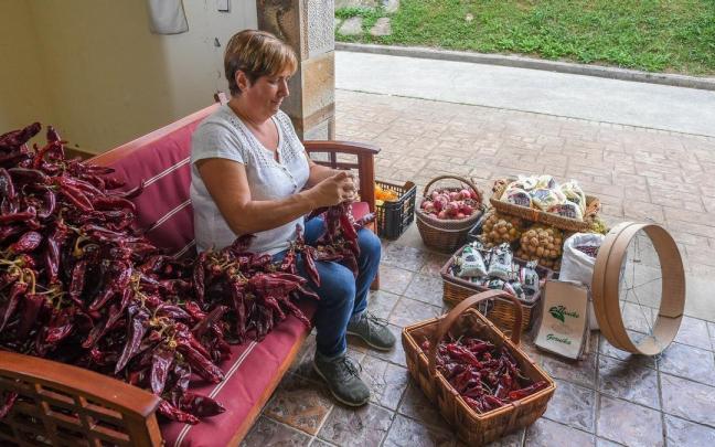 Txertudi con todos los productos que lleva hoy a Gernika-Lumo.