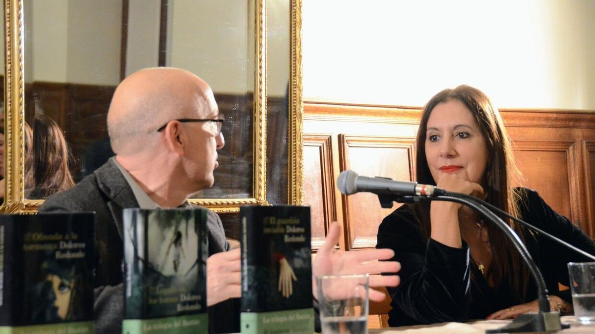 Óscar López y Dolores Redondo en el acto de éste sábado.