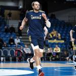 Denzel Andersson, en un calentamiento con la selecci&oacute;n de Suecia.