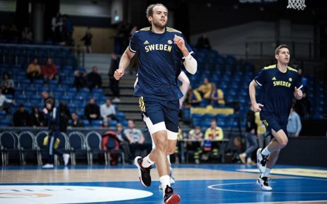 Denzel Andersson, en un calentamiento con la selección de Suecia.