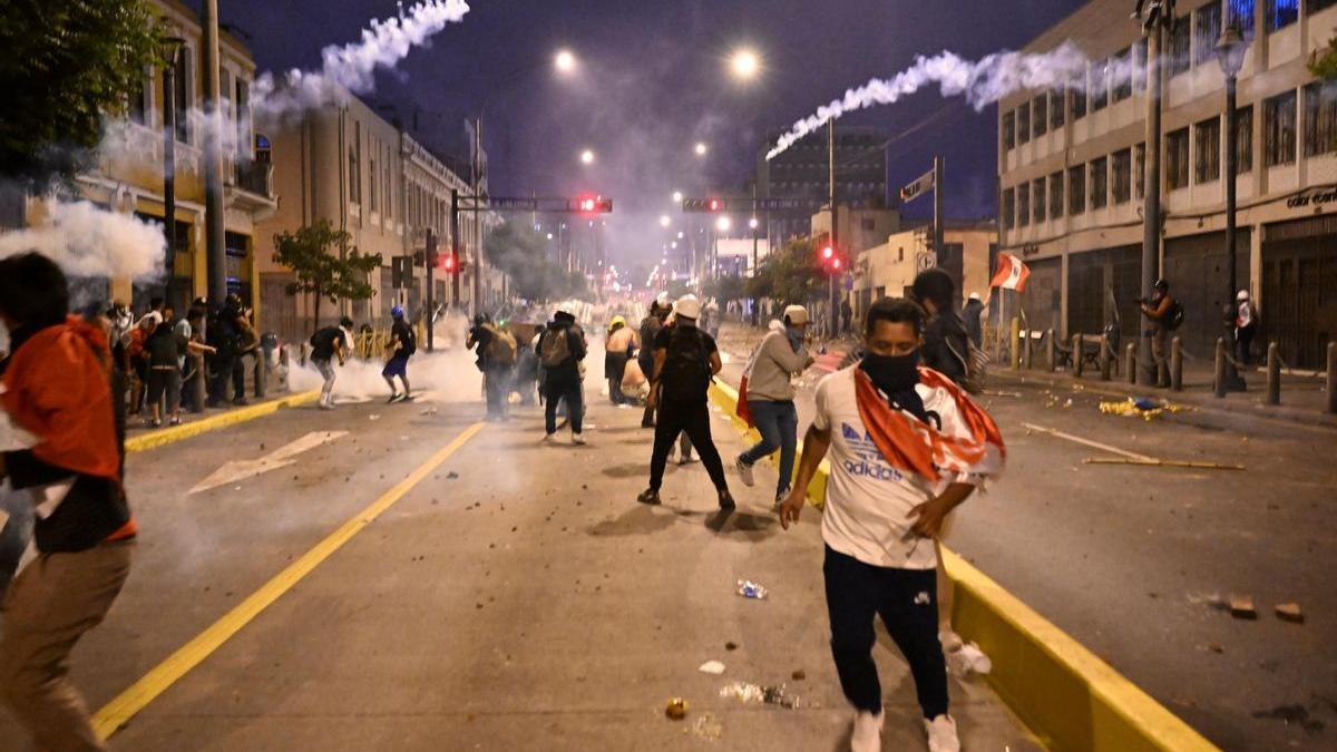 Manifestantes y policías se enfrentam durante la 'Toma de Lima'.