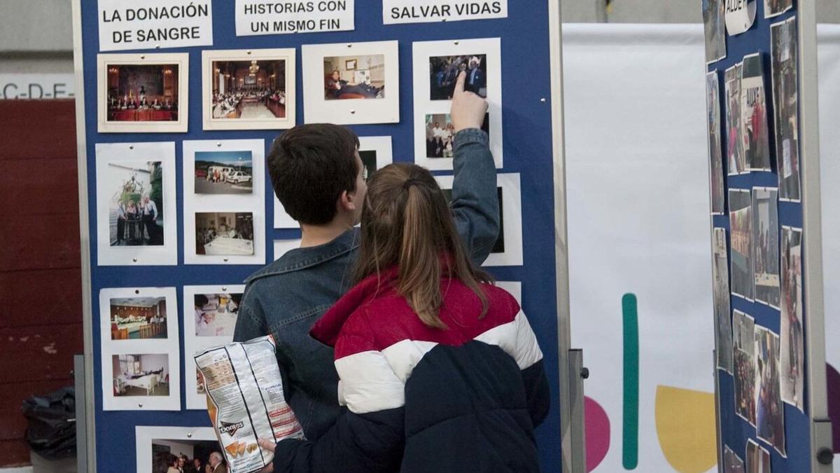 La feria del voluntariado regresa tras la pandemia al campus universitario de Álava