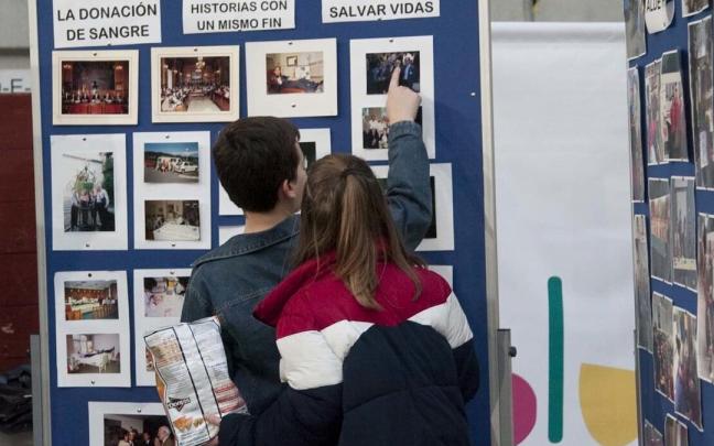 La feria del voluntariado regresa tras la pandemia al campus universitario de Álava