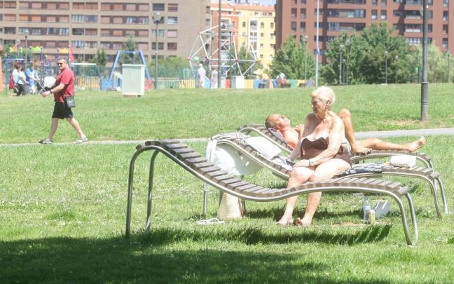 El parque Etxebarria convertido en toda una playa verde