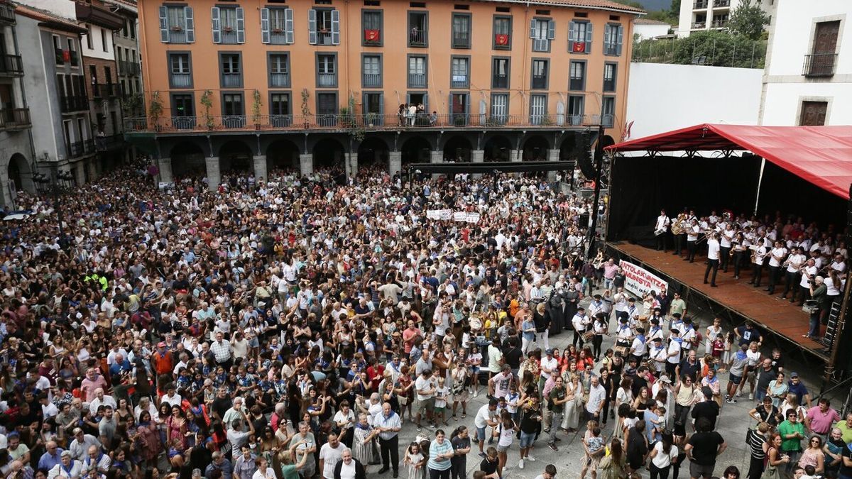 Gran animación en la plaza de Azkoitia en el inicio de las fiestas