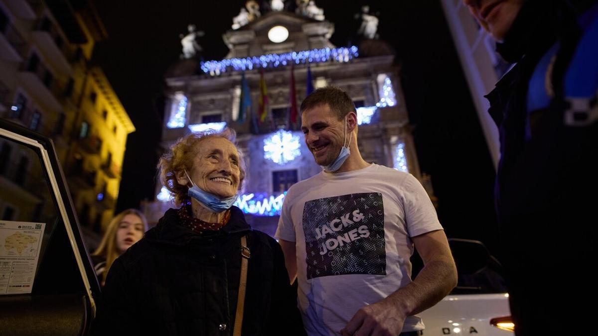 Marisol Leoz, residente en Amavir Oblatas, y el taxista Javier Mikelez, que le ha acompañado en los paseos solidarios de Teletaxi San Fermín.