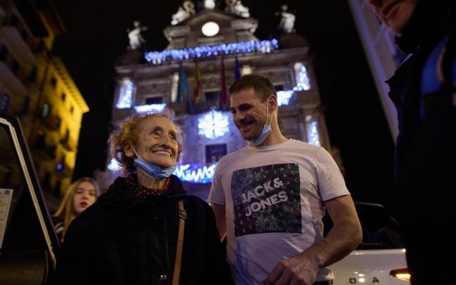 Marisol Leoz, residente en Amavir Oblatas, y el taxista Javier Mikelez, que le ha acompañado en los paseos solidarios de Teletaxi San Fermín. Marisol Leoz, residente en Amavir Oblatas, y el taxista Javier Mikelez, que le ha acompañado en los paseos solidarios de Teletaxi San Fermín.