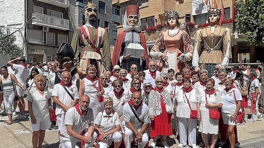 Parte de los integrantes del Club de Jubilados de San Adrián posan en el Rebote junto a los gigantes y al primer edil del municipio.