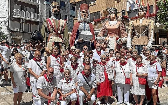 Parte de los integrantes del Club de Jubilados de San Adri&aacute;n posan en el Rebote junto a los gigantes y al primer edil del municipio.