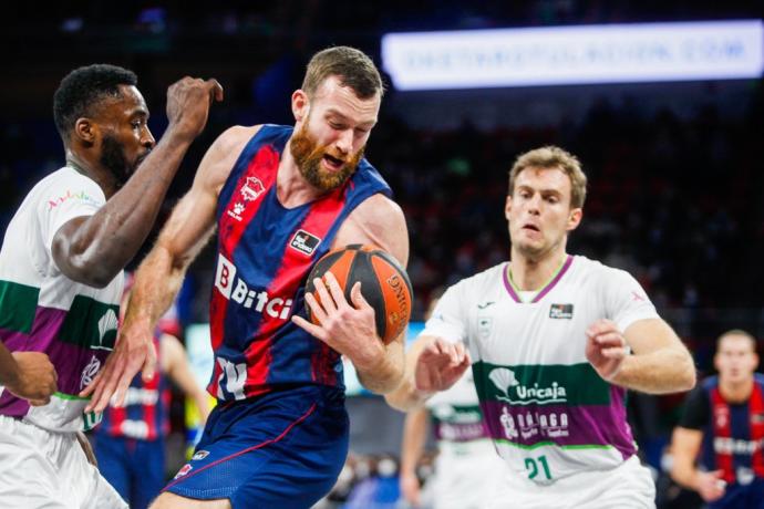 Costello pelea por un rebote con dos jugadores de Unicaja