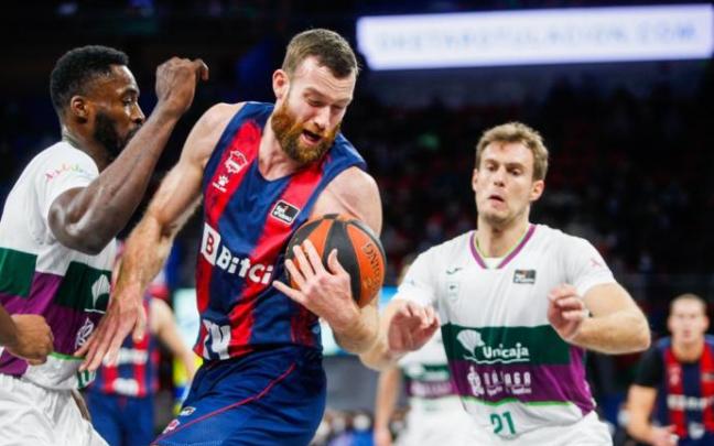 Costello pelea por un rebote con dos jugadores de Unicaja