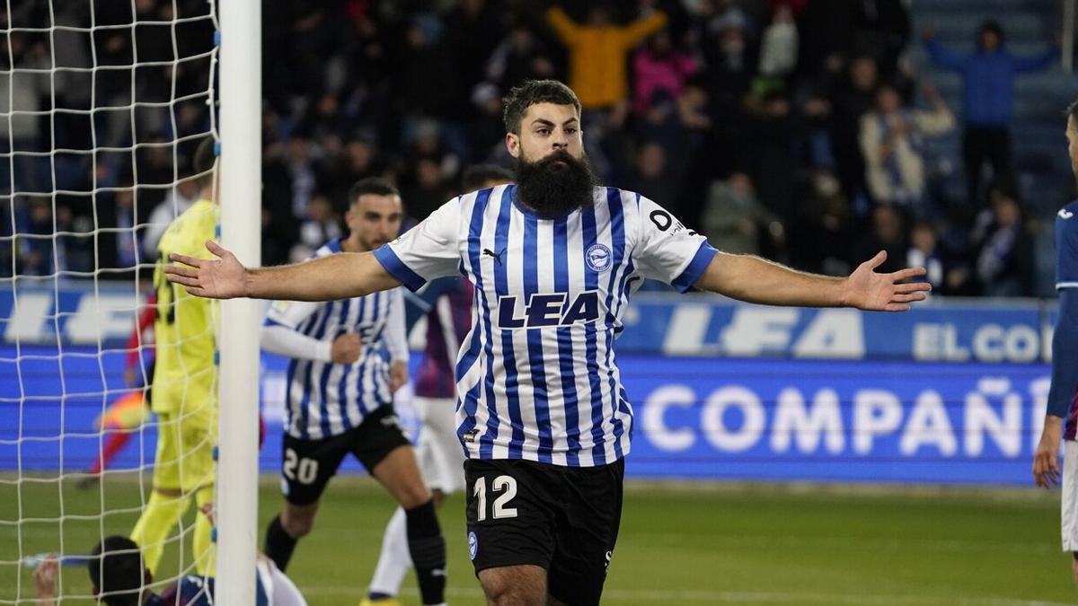 Villalibre celebra uno de sus dos goles contra el Eibar