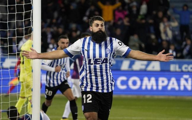 Villalibre celebra uno de sus dos goles contra el Eibar Villalibre celebra uno de sus dos goles contra el Eibar