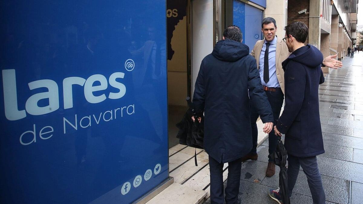 El presidente del PPN, Javier García, abre la puerta de la sede a Sayas y a Adanero.