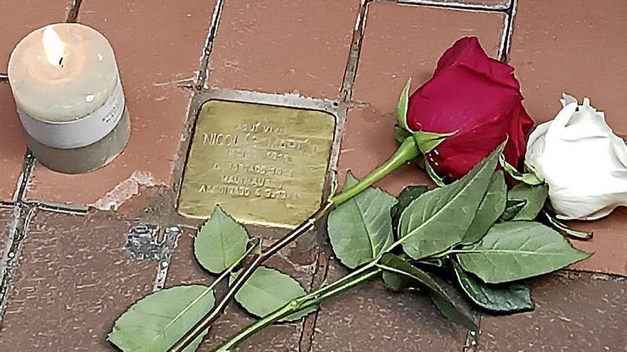 Se hizo una ofrenda en cada stolpersteine que se visitó.