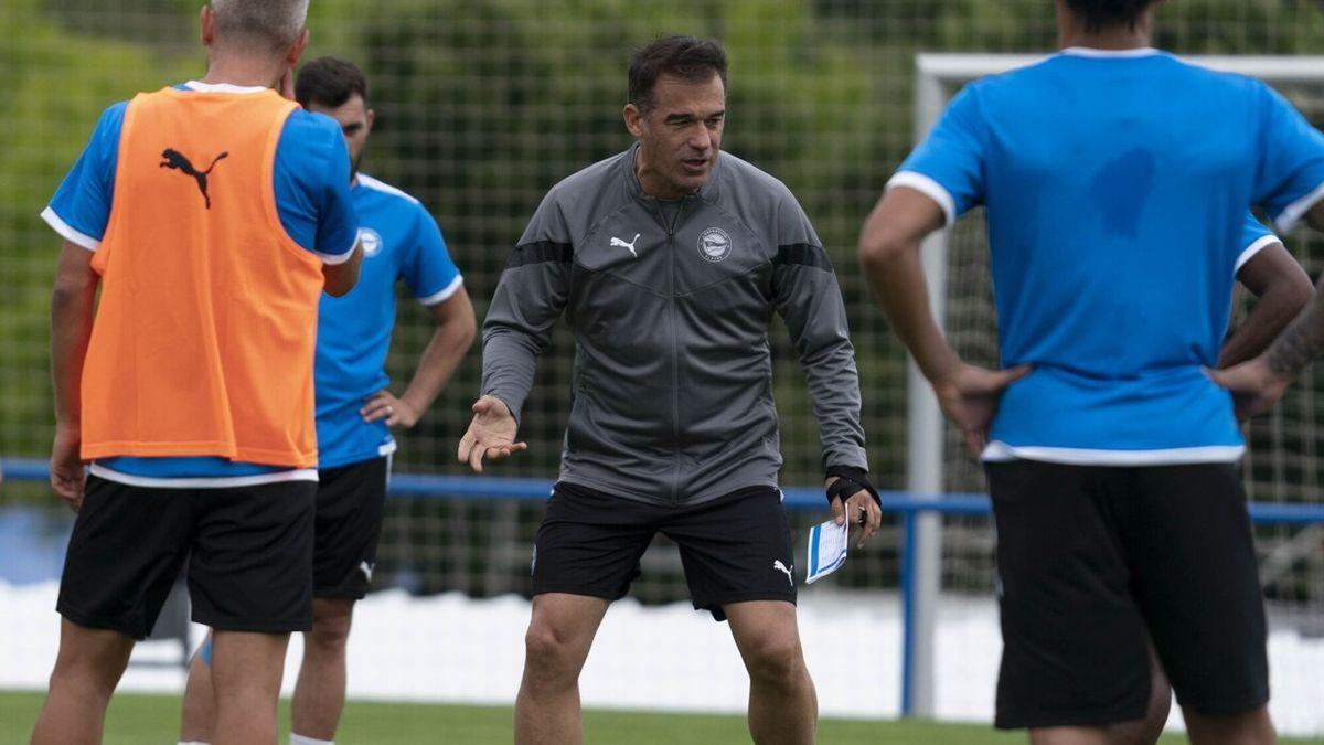 Luis García da instrucciones a sus jugadores, durante un entrenamiento del Deportivo Alavés en Ibaia