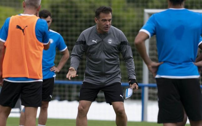 Luis García da instrucciones a sus jugadores, durante un entrenamiento del Deportivo Alavés en Ibaia Luis García da instrucciones a sus jugadores, durante un entrenamiento del Deportivo Alavés en Ibaia