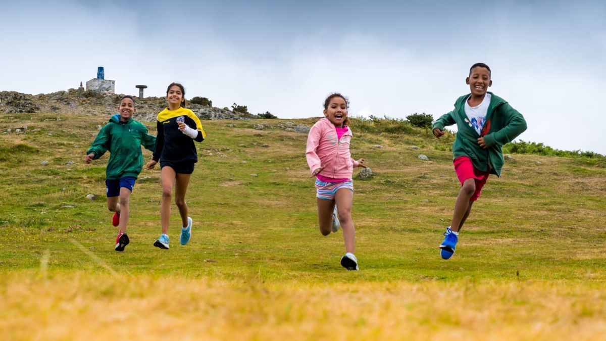 Lahasan, su hermano gemelo Buyema y la sobrina de ambos, Achwak, jungando con una amiga.