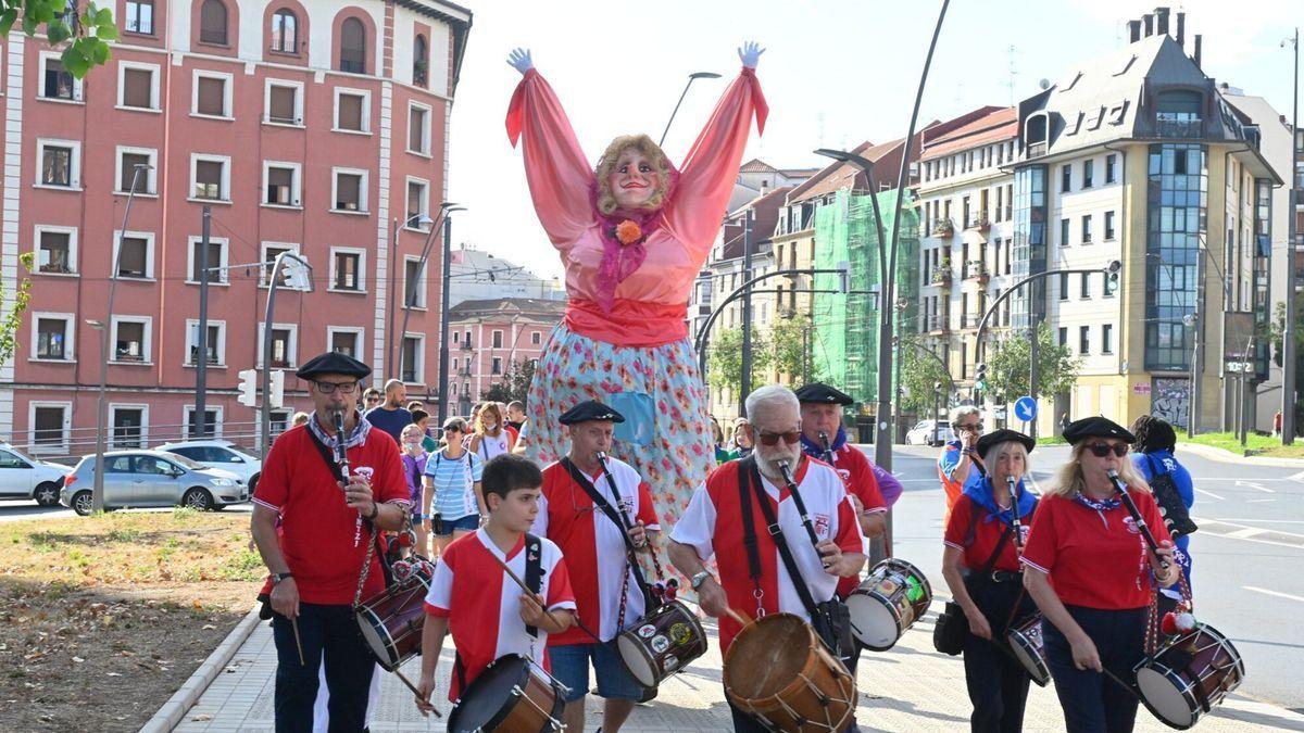 La Marijaia recorre las calles de Bilbao en compañía de txistularis.